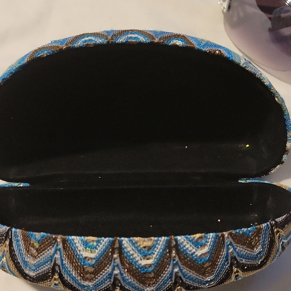 Jessica Simpson Stylish White and Black Sunglasses with Case - Picture 11 of 11